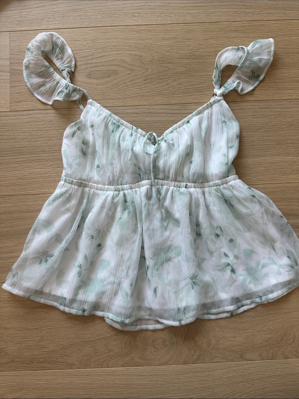 Hollister flowy tank top with adjustable straps. Light green XS